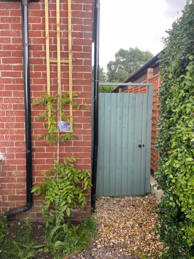 Cobo Cottage Chichester Exterior photo